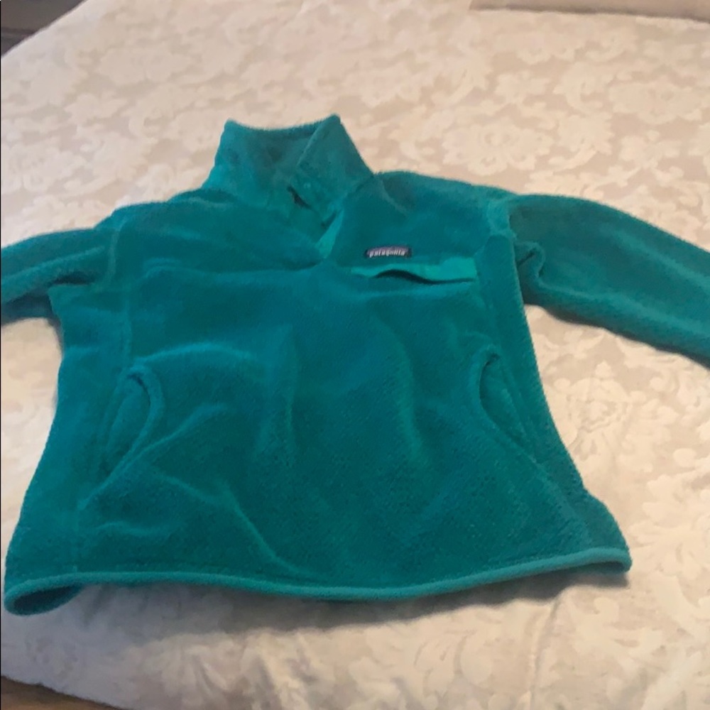 Women’s green Patagonia pull over